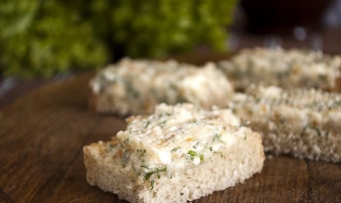 Бутерброды с копченым кальмаром