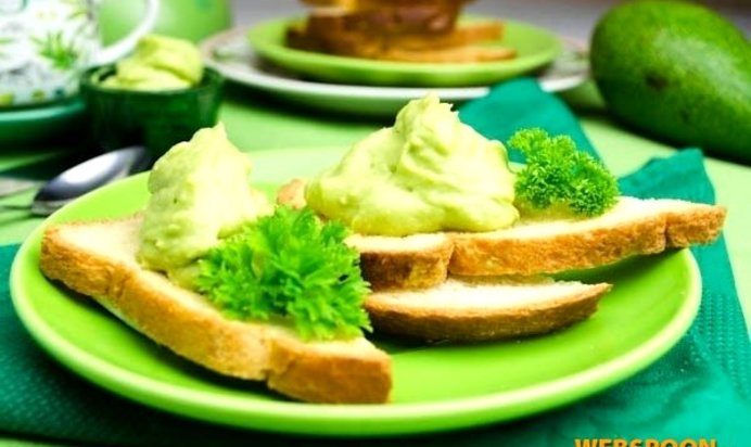 Гренки с чесноком и авокадо