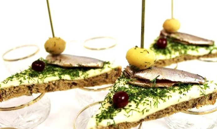 Бутерброды с килькой