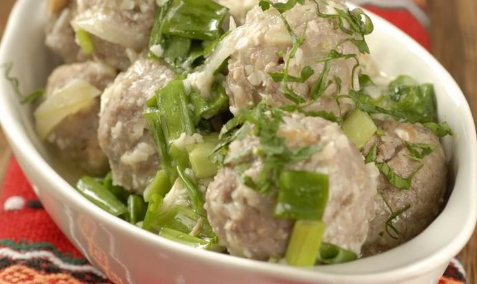 Мясные клецки в миндальном соусе