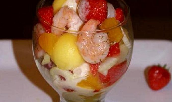 Салат-коктейль с креветками и фруктами