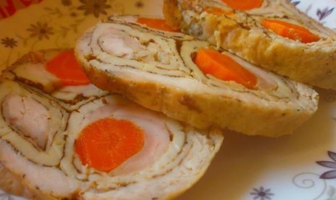 Руляда из курицы с блинами и морковью