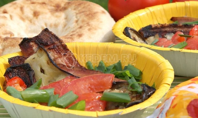 Овощи на гриле с копченостями