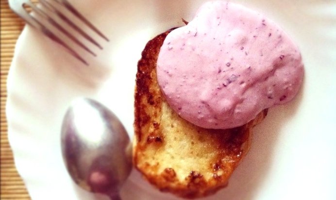 Гренки с творожно-ягодным соусом