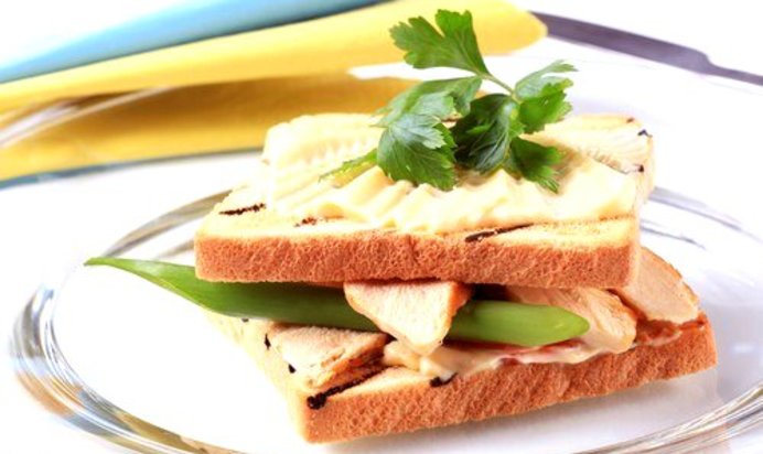 Закуска из копченой индейки с сырным соусом и гренками