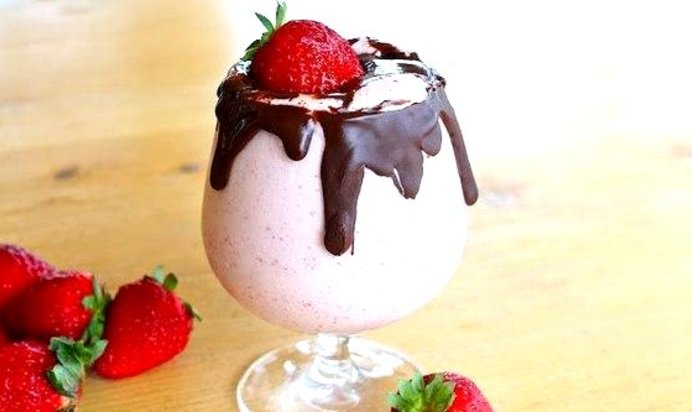 Клубничный коктейль в шоколаде