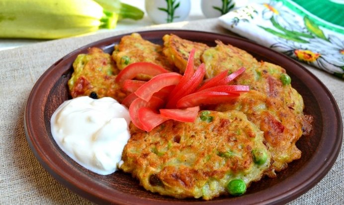 Кабачковые оладьи с помидорами и свежим горошком
