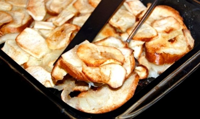 Яблоки, запеченные с черствым хлебом