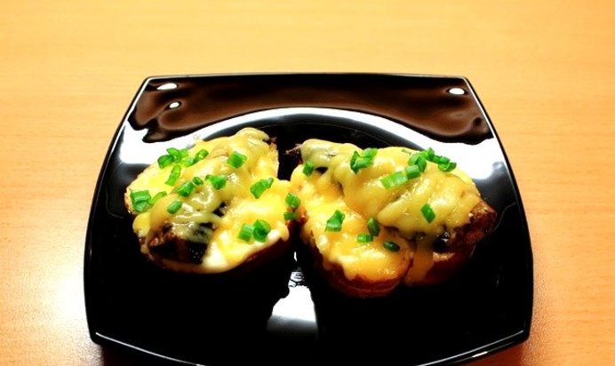 Бутерброды со шпротами в духовке