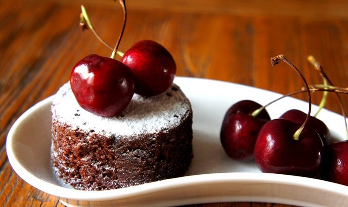 Шоколадные кексы с вишней