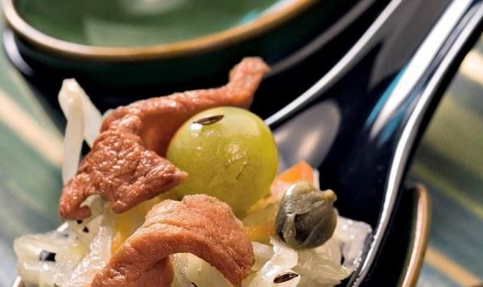 Теплый салат из свинины и винограда