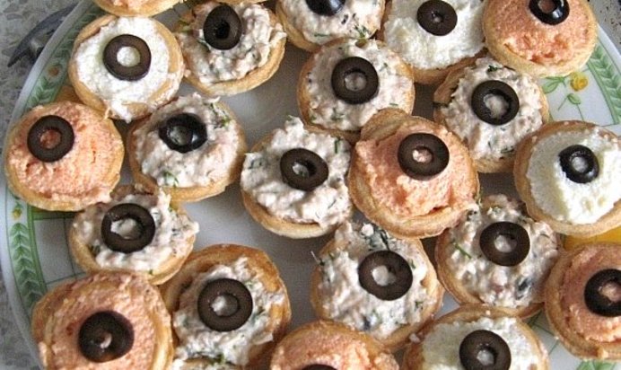 Бутерброды с икрой мойвы