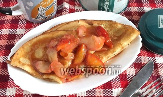 Блинчики с фруктами в карамельном соусе