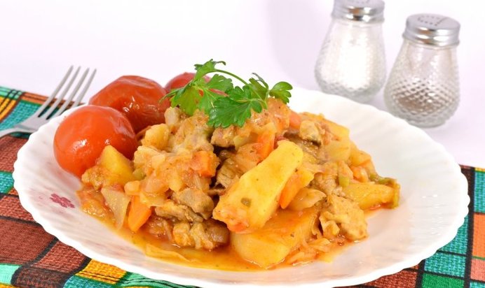 Картофель тушеный со свиной грудинкой и овощами в мультиварке