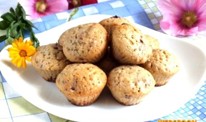 Мини-маффины с клюквой и орехами