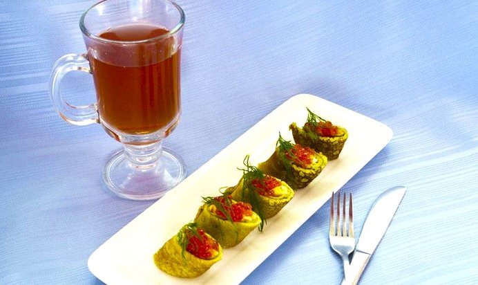 Зеленые блины с сыром яйцом и икрой