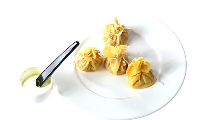 Пельмени из яичного теста с имбирной бараниной