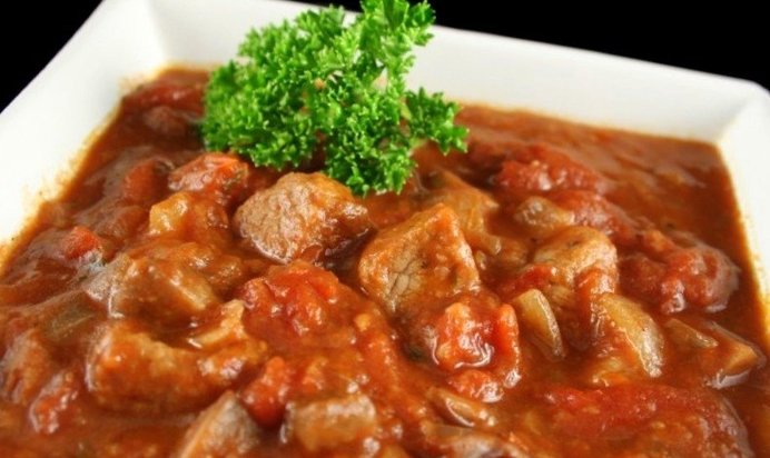 Гуляш с подливой