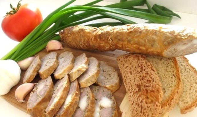 Домашняя колбаса в свиной сетке
