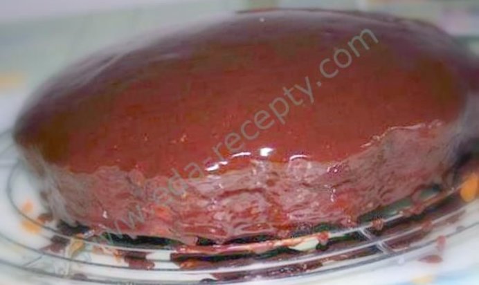 Шоколадный торт Захер с абрикосовым джемом