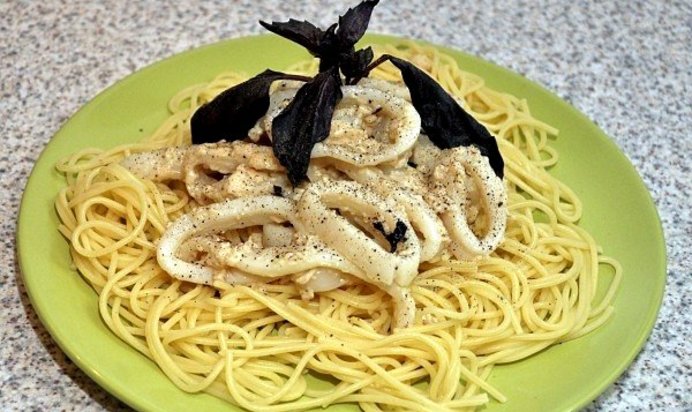 Кальмары под соусом бешамель