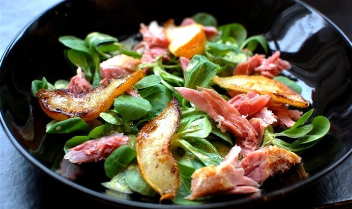 Салат из ветчины с грушами