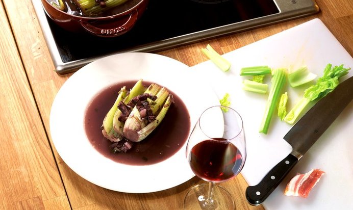 Сельдерей с вином и беконом