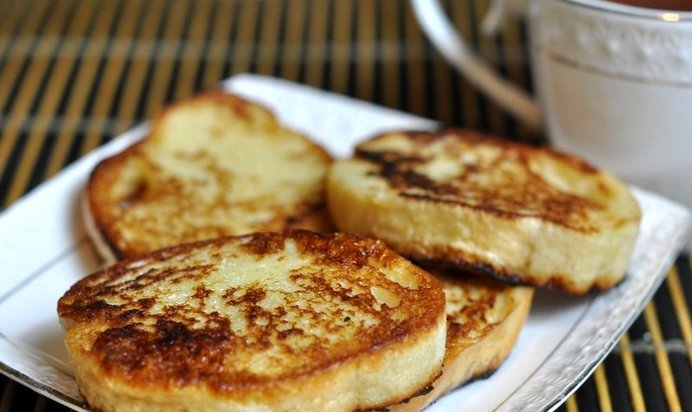 Гренки с яйцом на сковороде