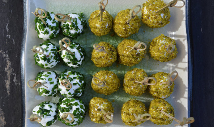 Шарики из козьего сыра с виноградом