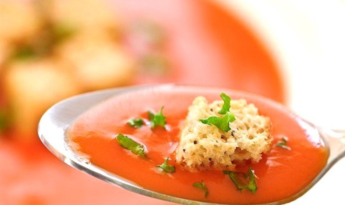 Суп из запеченных в духовке помидоров с базиликом и оливковыми гренками