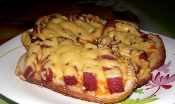 Бутерброды с копченой колбасой