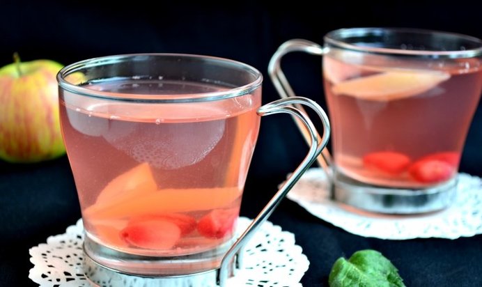 Компот из яблок и кизила с мятой