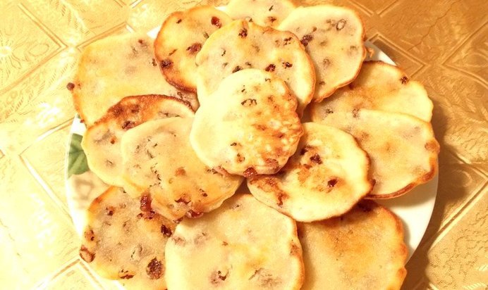 Манные оладьи с изюмом