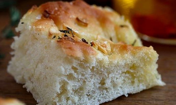 Фокачча с тимьяном и чесноком