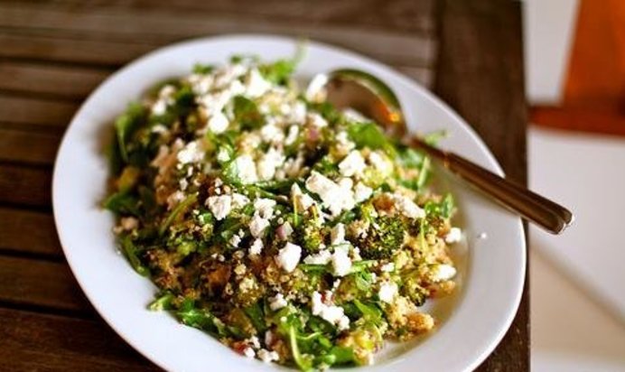 Квиноа с брокколи, руколлой и сыром Фета