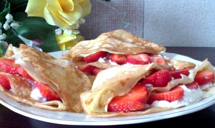 Блины со свежей клубникой и творожным кремом