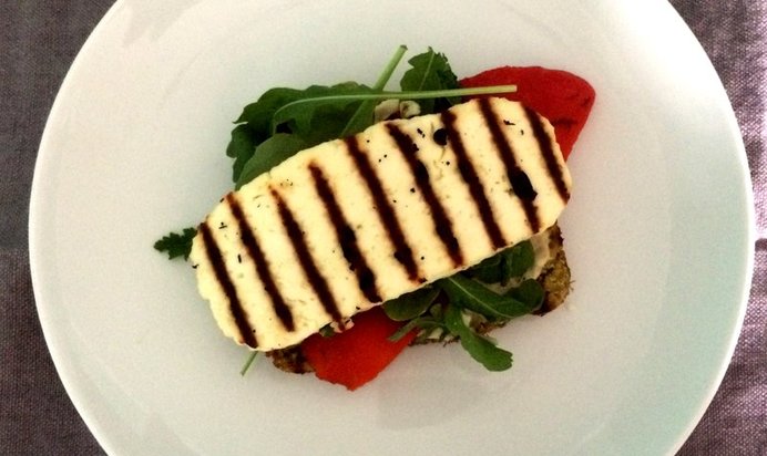 Тосты с хумусом, рукколой и адыгейским сыром гриль