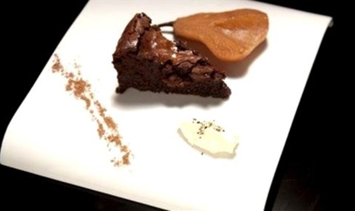 Шоколадный торт с грушами