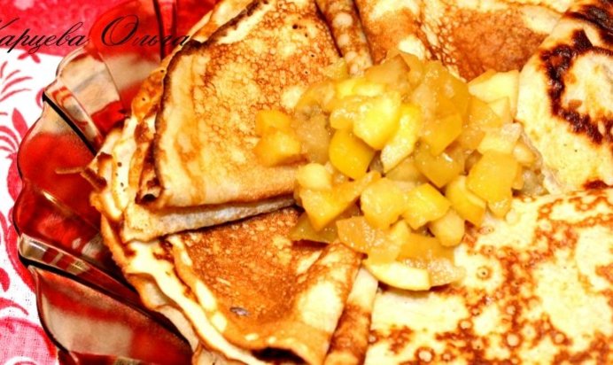 Вкусные блинчики с горячей яблочной начинкой.