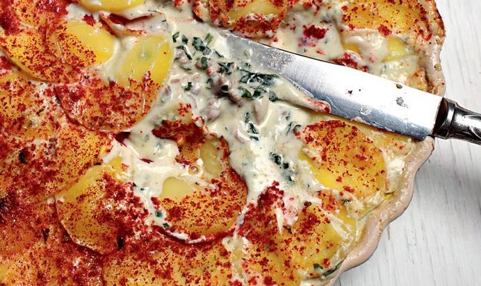 Запеканка из картофеля с цесаркой и голубым сыром