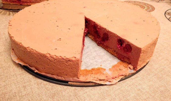 Шоколадно-вишневый торт с ромом