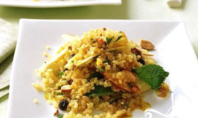 Салат с квиноа и яблоком