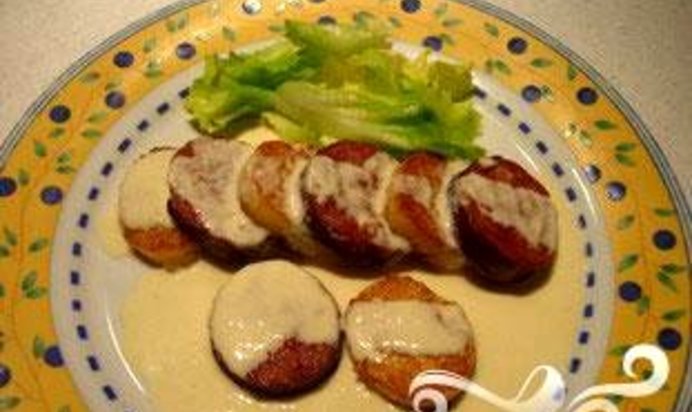Картофельные ломтики под соусом