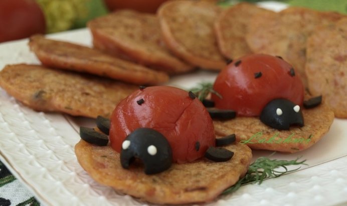 Помидорные оладушки с фетой и маслинами