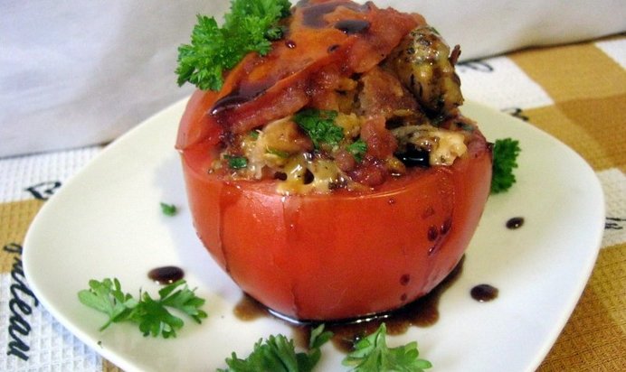 Помидоры фаршированные курицей, сыром и гренками