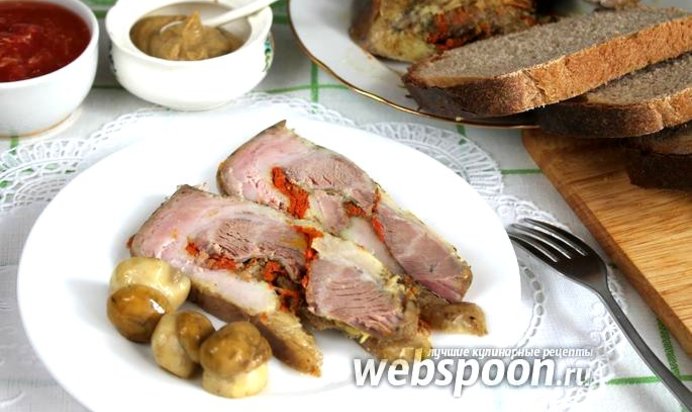 Рулет пряный из свиной грудинки с морковью