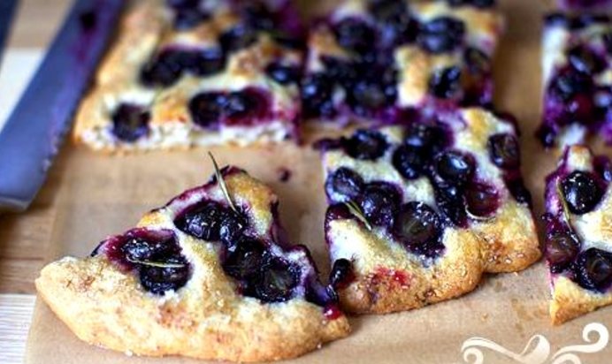 Фокачча с виноградом и розмарином
