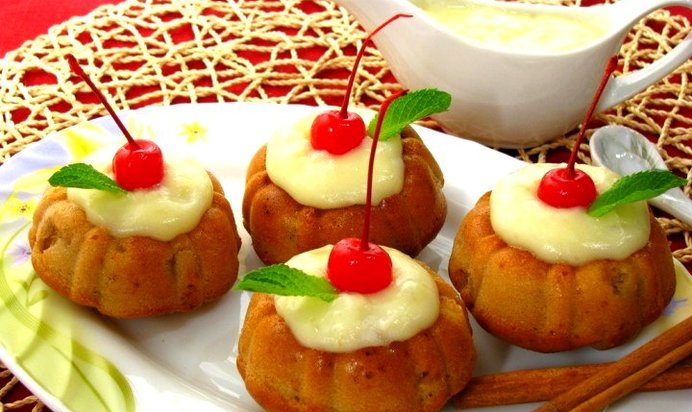 Маффины с яблоками и корицей под ванильным соусом