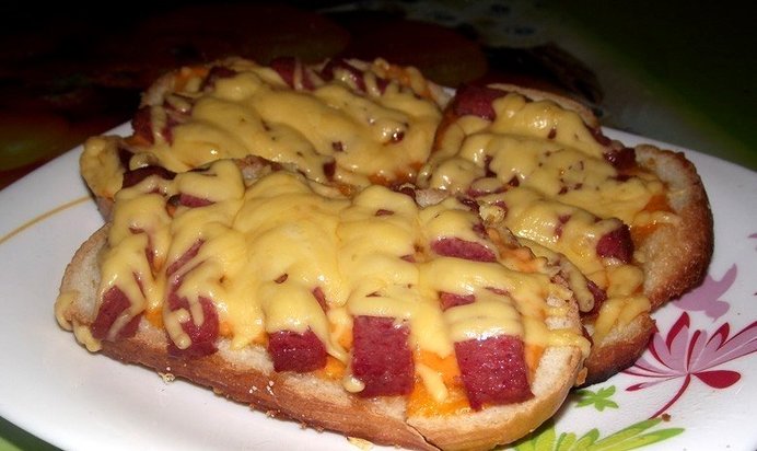 Бутерброды с колбасой жареные