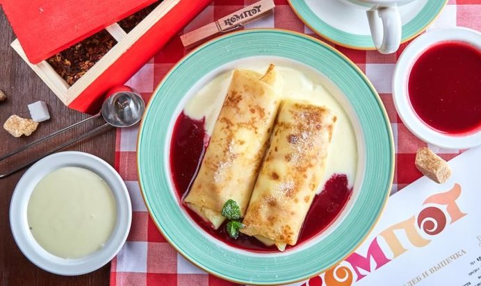 Блинчики с творогом в сливочном и малиновом соусе